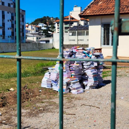 Pátio de escola vira depósito de livros