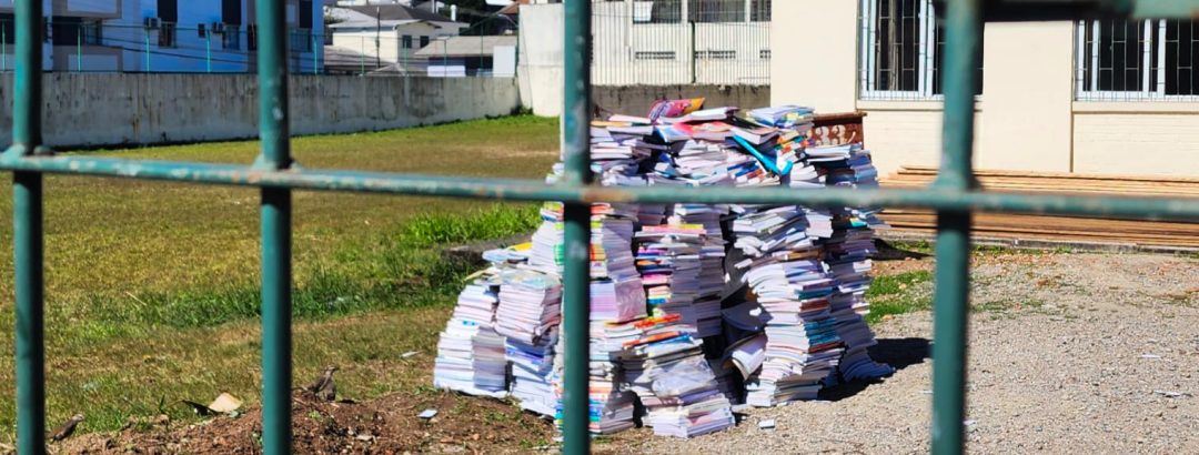 Pátio de escola vira depósito de livros