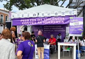 TENDA LILÁS NO CENTRO