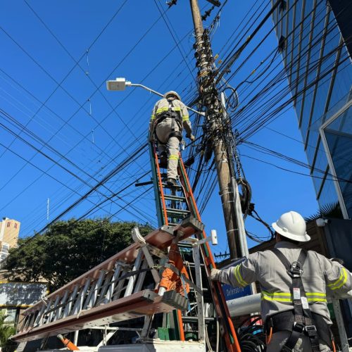 Operação retira 150 toneladas de cabos irregulares