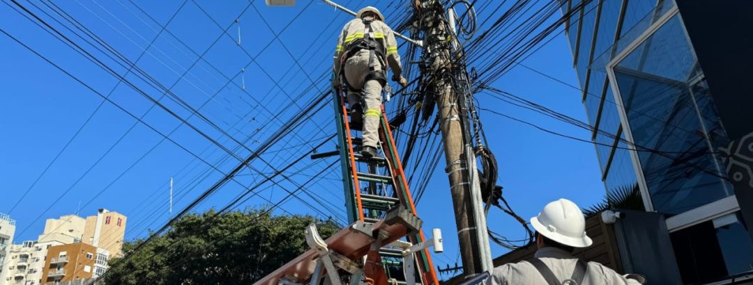 Operação retira 150 toneladas de cabos irregulares