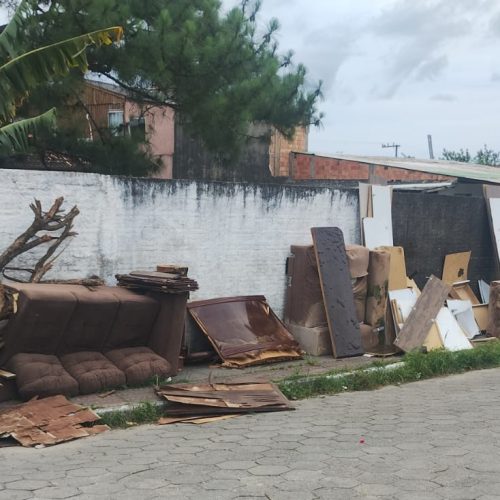 O que o entulho nas calçadas diz sobre nós