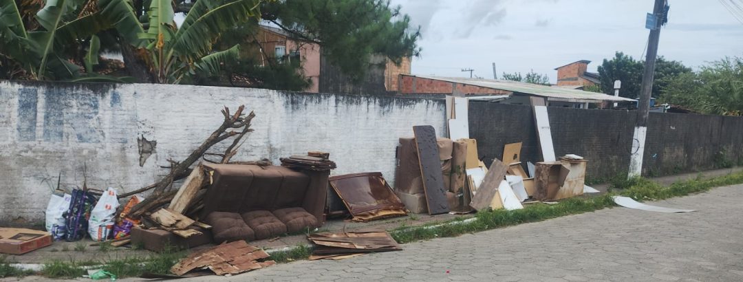 O que o entulho nas calçadas diz sobre nós